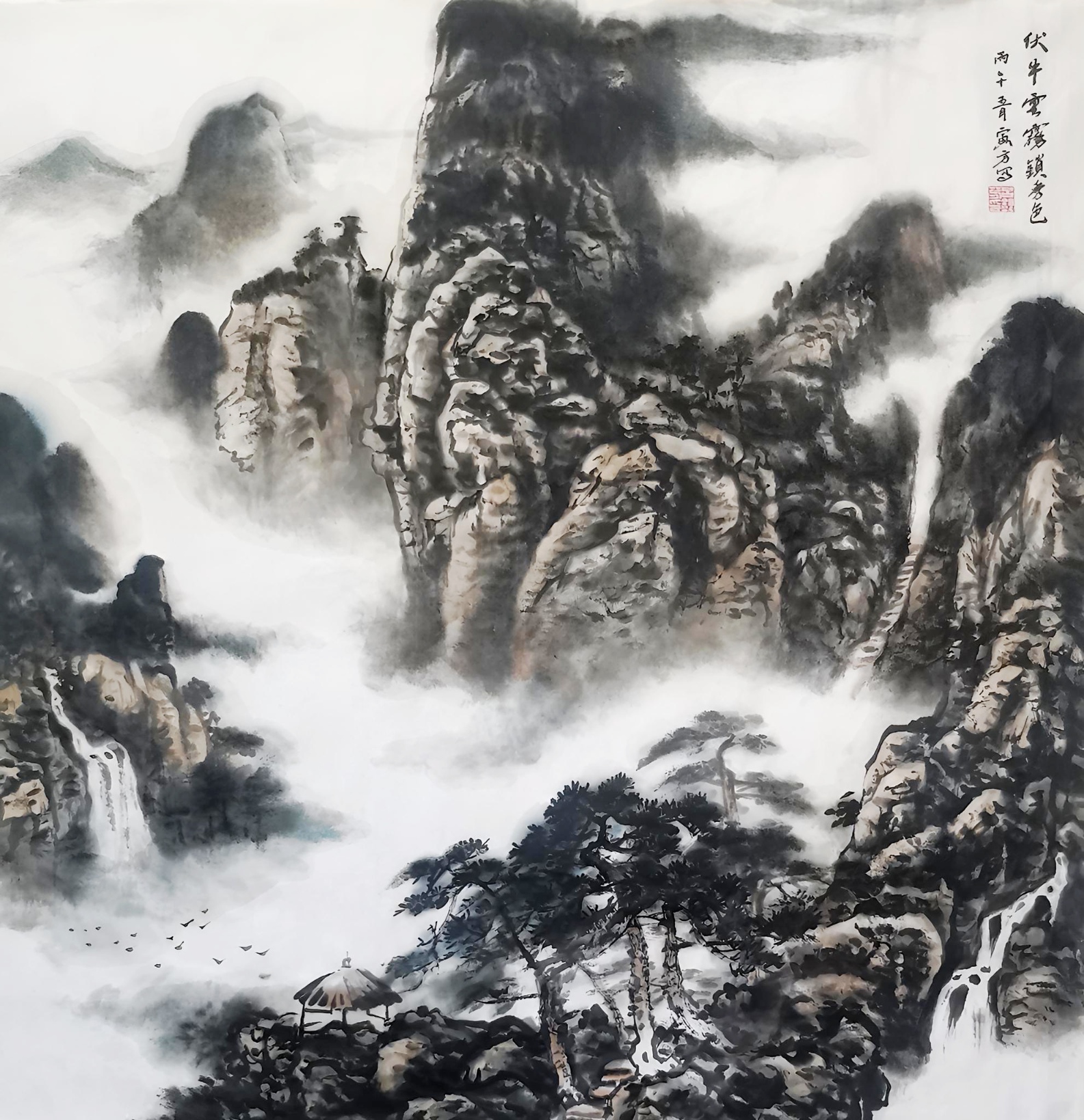 探索吕寅方国画山水《伏牛雲霧鎖寒色》的艺术魅力